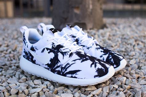 Buy Wmns Roshe Run 'Palm Trees' 